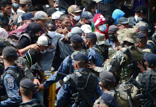 Caravana de migrantes hondureños ingresa a territorio guatemalteco sin la prueba de covid-19