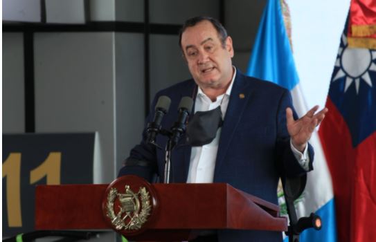 Giammattei señala irresponsabilidad de algunos ante el covid-19 y afirma que “la segunda ola ya está aquí”