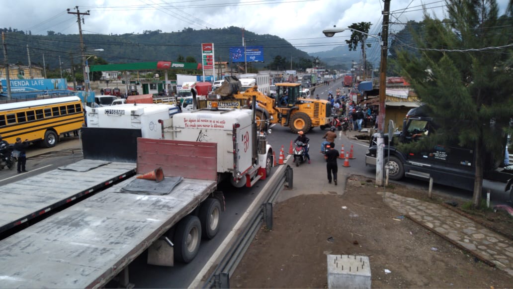 Ruta Interamericana es bloqueada por trabajadores de Caminos