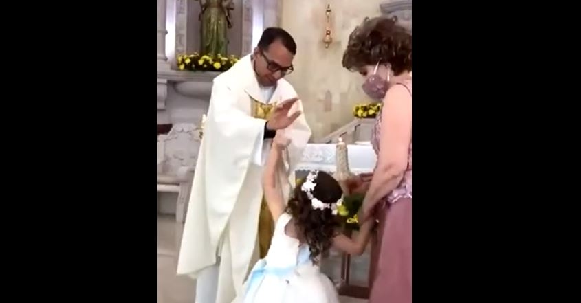 Video: sacerdote quiso darle la bendición a una niña y la reacción de la pequeña se hace viral