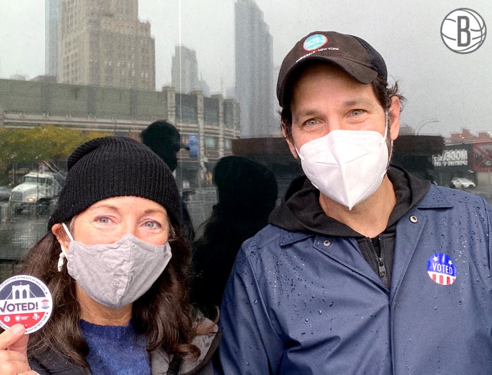 Paul Rudd, el actor de Ant-Man, reparte galleta a votantes que esperaban bajo la lluvia en Estados Unidos