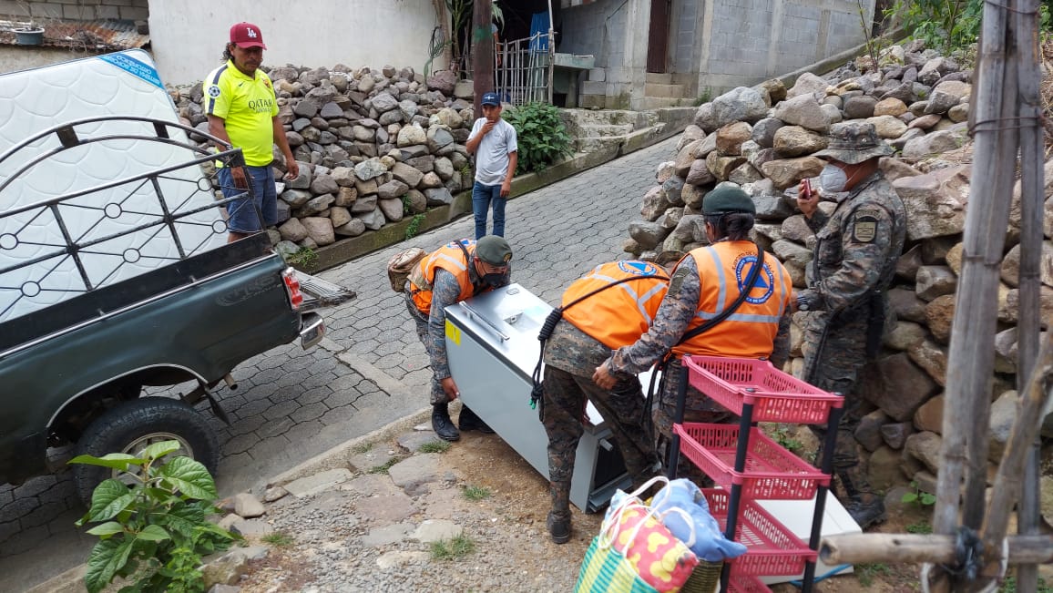 Unas 200 familias dejan sus hogares en el área de la tragedia de San Marcos La Laguna, declarada zona de alto riesgo