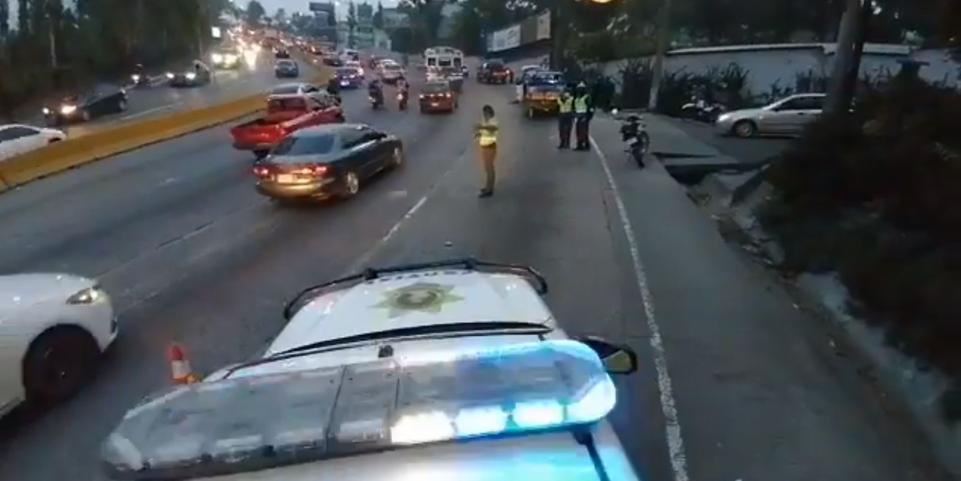 Persecución termina con dos policías heridos y un sospechoso detenido