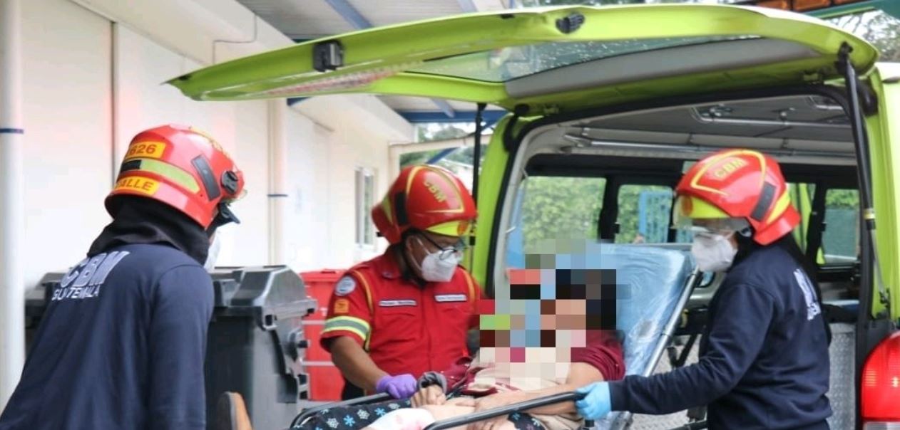 Mujer que barría frente a su casa resulta herida por una bala perdida en Villa Nueva