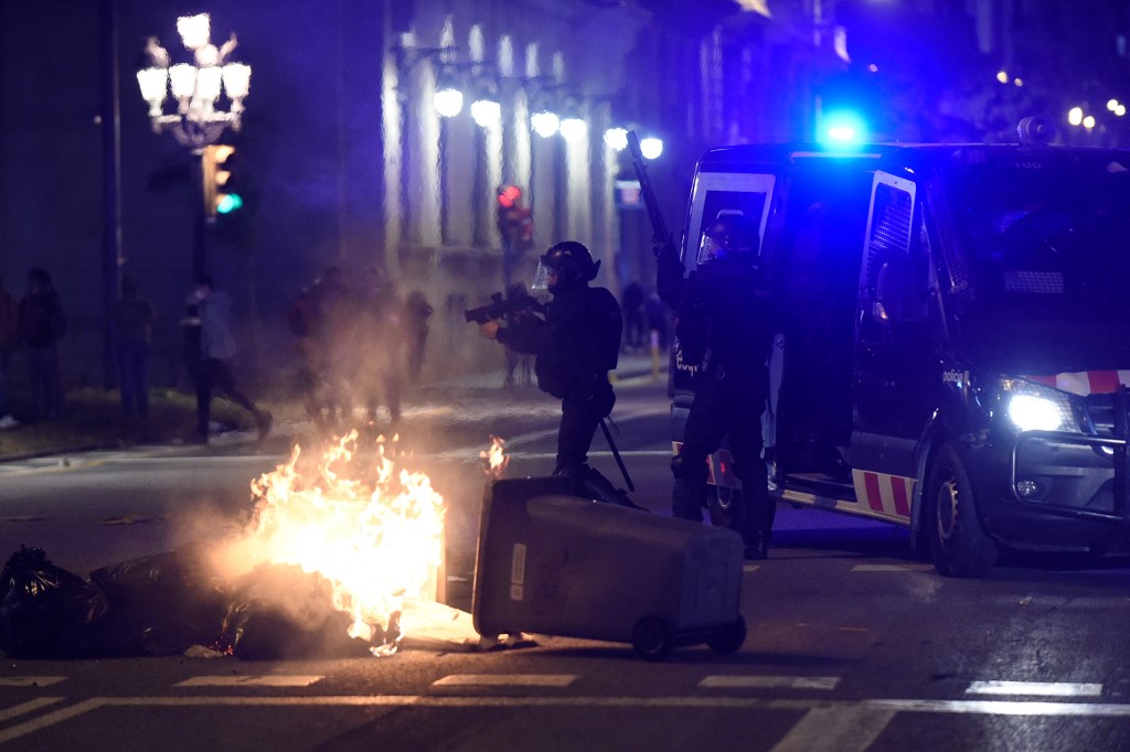 Las imágenes que muestran los disturbios en Barcelona por las nuevas medidas contra el coronavirus