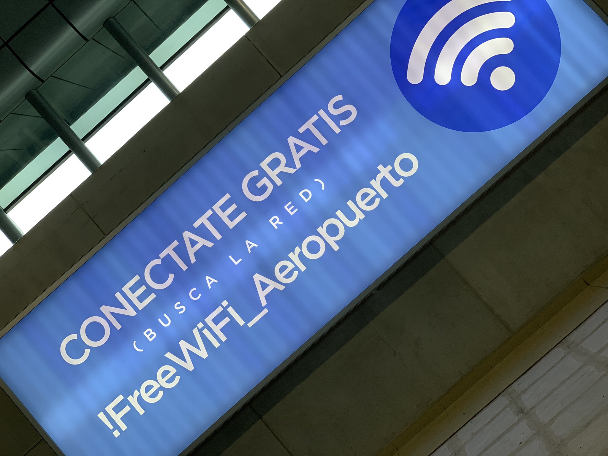 Anuncian que el Aeropuerto La Aurora tendrá WiFi gratis.