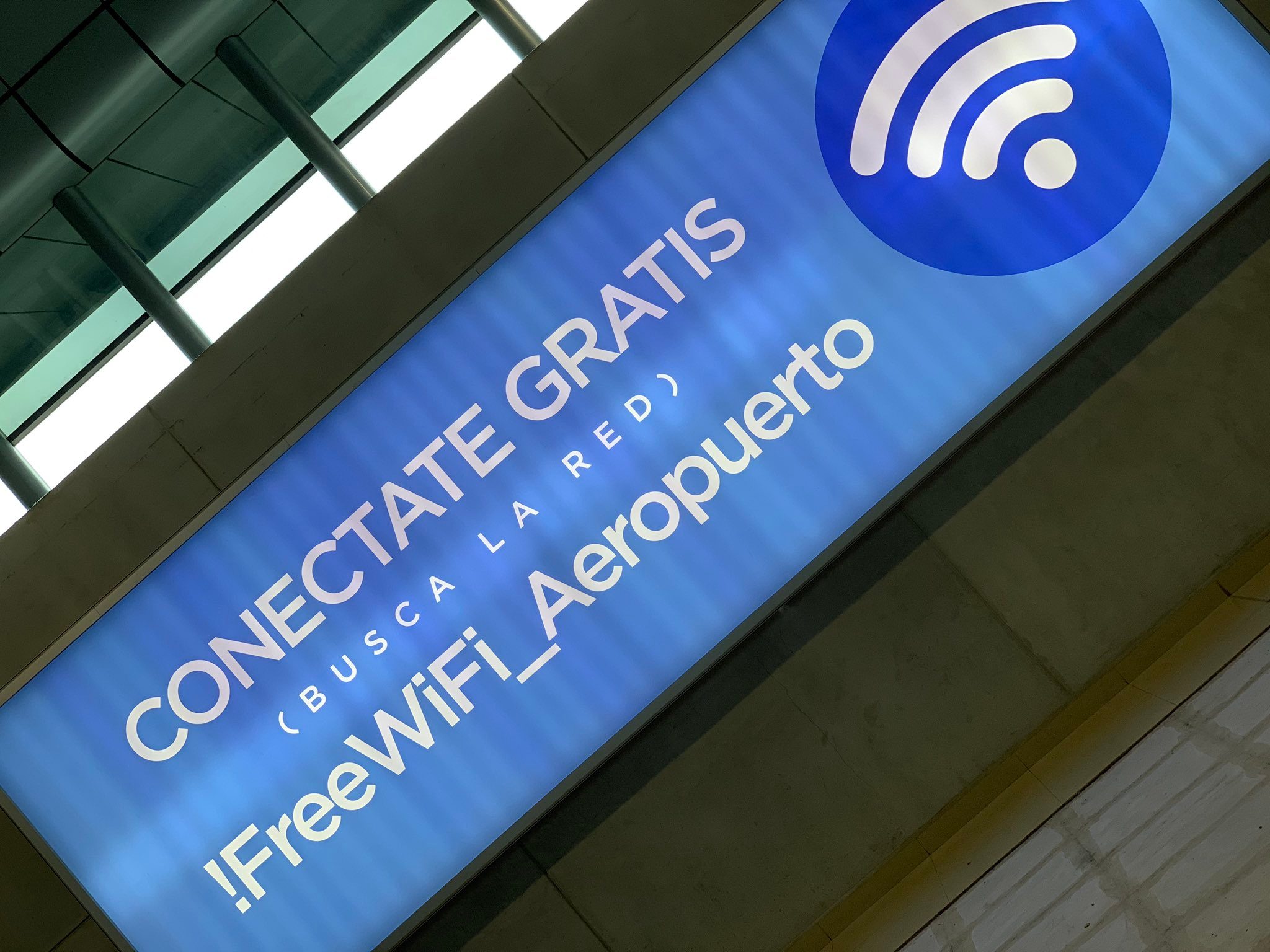 Anuncian que el Aeropuerto La Aurora tendrá WiFi gratis.