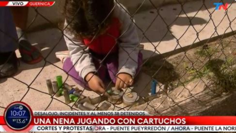 Triste postal de un desalojo en Argentina: niña juega con cartuchos de bala de goma