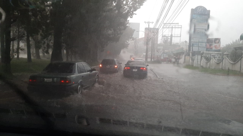 Lluvias causan daños en Mixco: una moto y un vehículo quedan soterrados