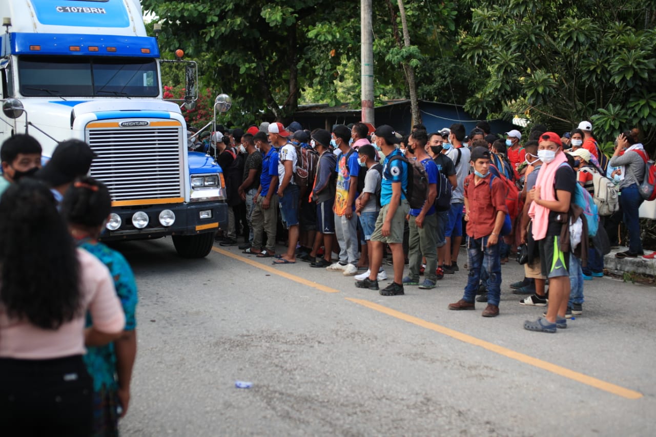 En directo: caravana de migrantes hondureños ingresa en forma irregular a Guatemala