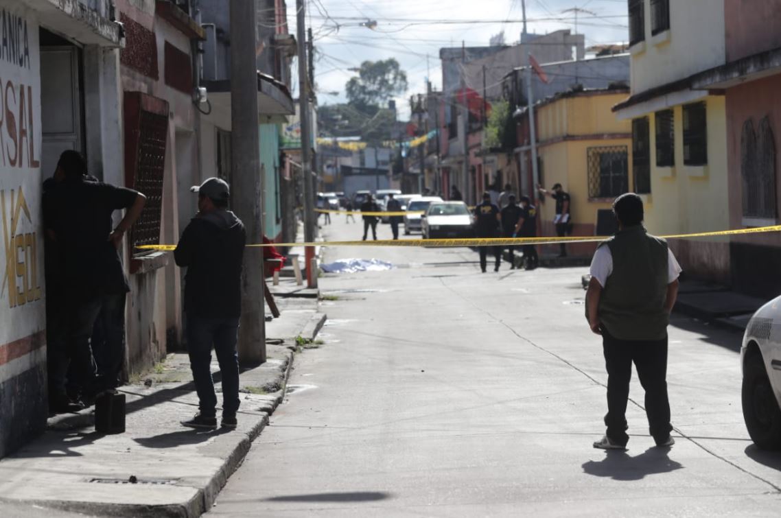 Abandonan cadáver de mujer envuelto entre ponchos y plástico en la zona 6 capitalina