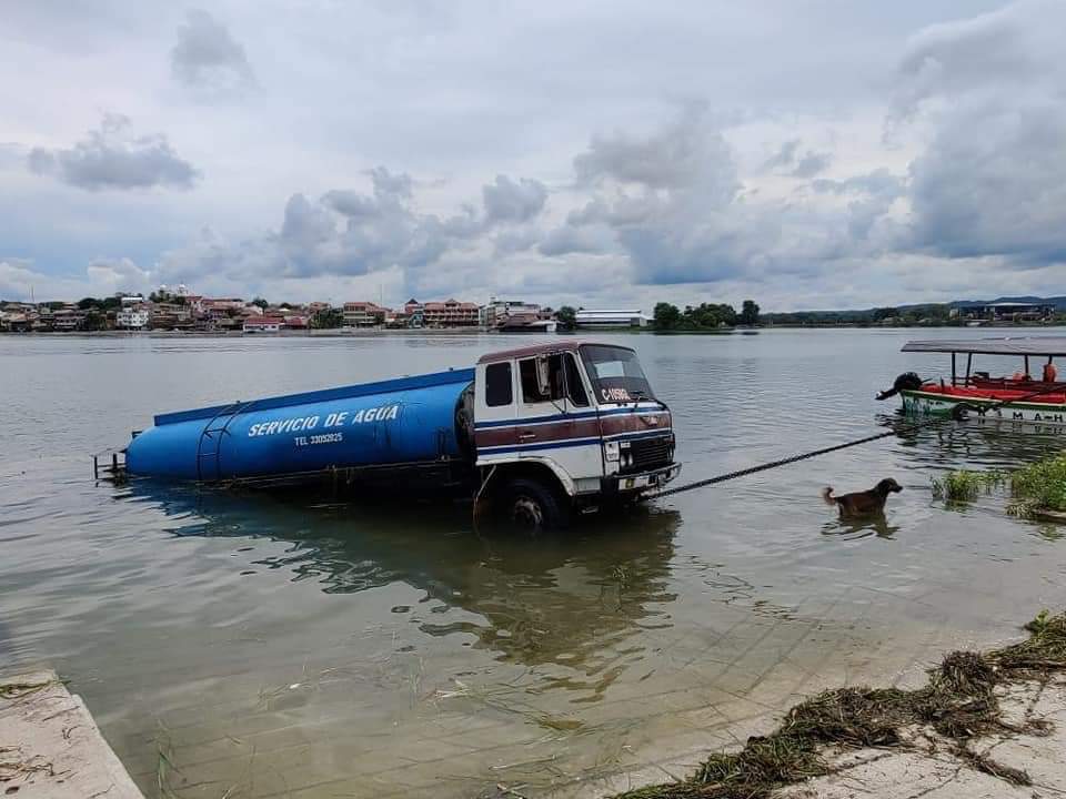 Contaminación: Camión cisterna cae a lago Petén Itzá y derrama combustible