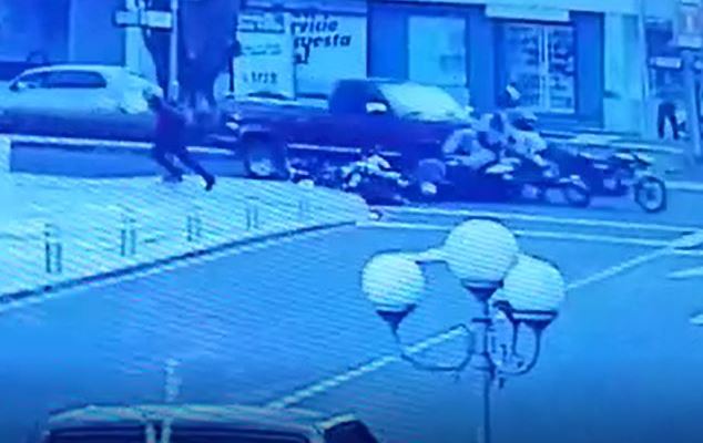 Video: Picop quiso evitar un robo en la zona 14 y arrolló a los supuestos delincuentes