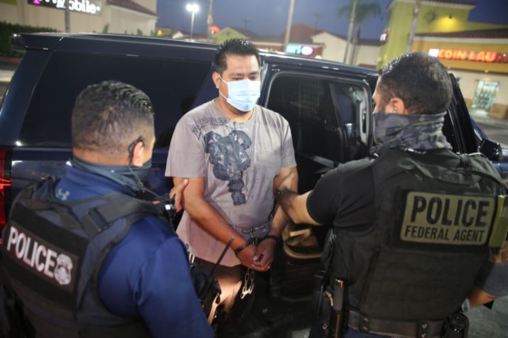 Redadas masivas en ciudades santuario en Estados Unidos dejan 170 migrantes capturados