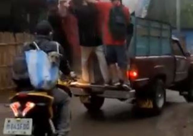 Siempre juntos: Dueño evacúa junto a su perro el lugar de la tragedia en San Marcos la Laguna