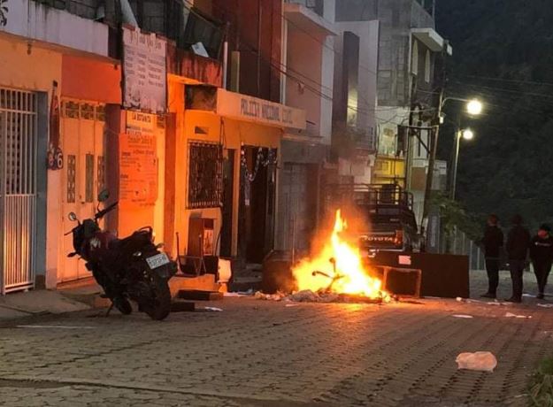 Turba se enfrenta a la PNC y quema computadoras y archivos en San Sebastián Huehuetenango