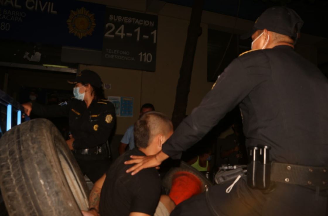 Hombre roba motocicleta en Zacapa y la esconde entre matorrales para tratar de evadir a la PNC