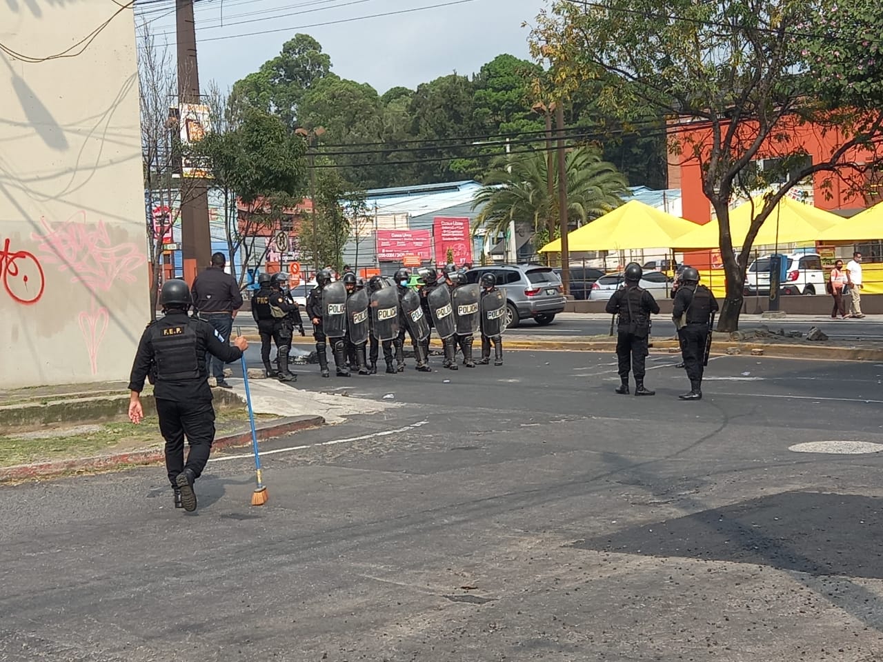 PNC lanza con gas lacrimógeno a trabajadores de la Usac que bloqueaban la avenida Petapa