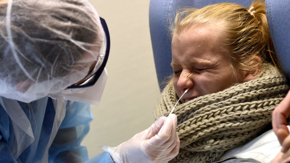 Coronavirus: por qué los casos “falsos positivos” de covid-19 también son importantes para intentar contener la pandemia