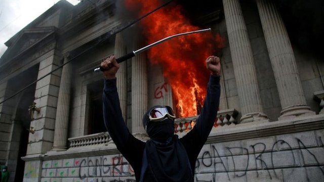 Guatemala: 3 claves para entender las protestas que acabaron con el Congreso en llamas