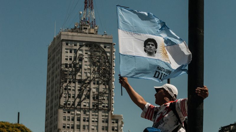 “Maradona defendió al pueblo argentino, cosa que no hizo nadie”: la devoción que marcó el caótico velorio del ídolo argentino