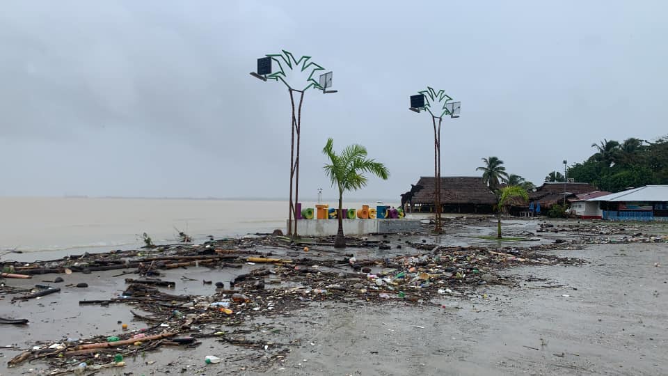 "Devolviendo lo que tiramos": marea por ciclones baja en Puerto Barrios y llena playas de basura