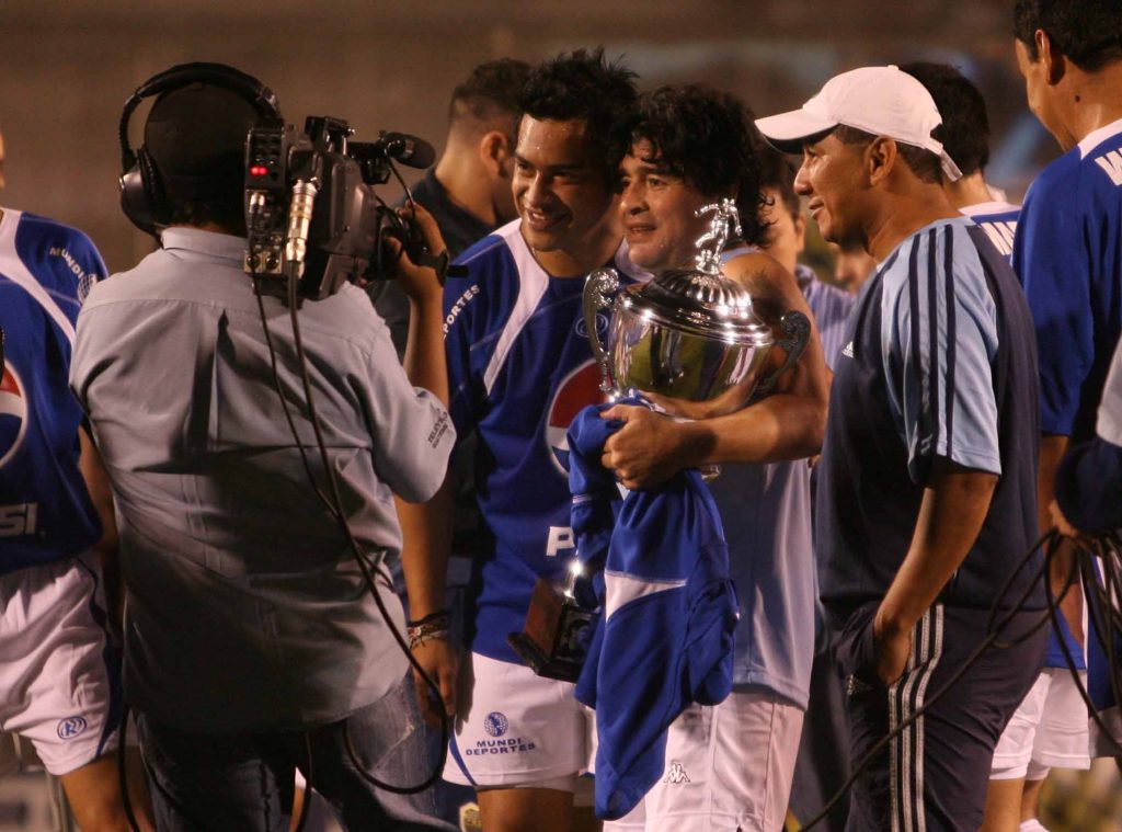 Maradona vino con el Showbol para enfrentar a la Selección de Guatemala en un partido de exhibición. Foto: Hemeroteca PL