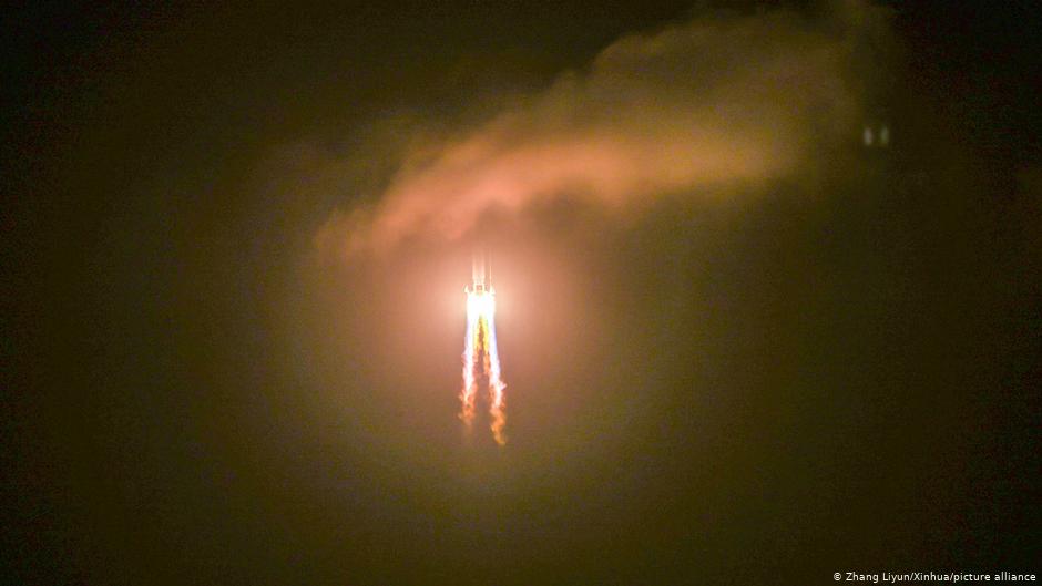 China lanza una sonda para traer muestras de la Luna