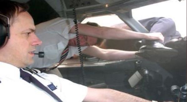 La historia de un piloto succionado por la ventana de un avión a 5 mil metros de altura se hace viral 30 años después
