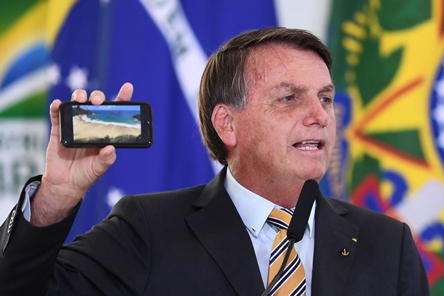 “Aquí todos van a morir. No sirve de nada huir de eso”: Bolsonaro vuelve a minimizar el coronavirus