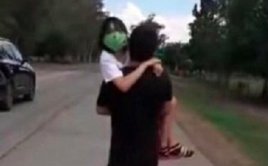 Impactante video: padre camina 5km con su hija enferma de cáncer porque le negaron el paso en auto por restricciones de covid-19
