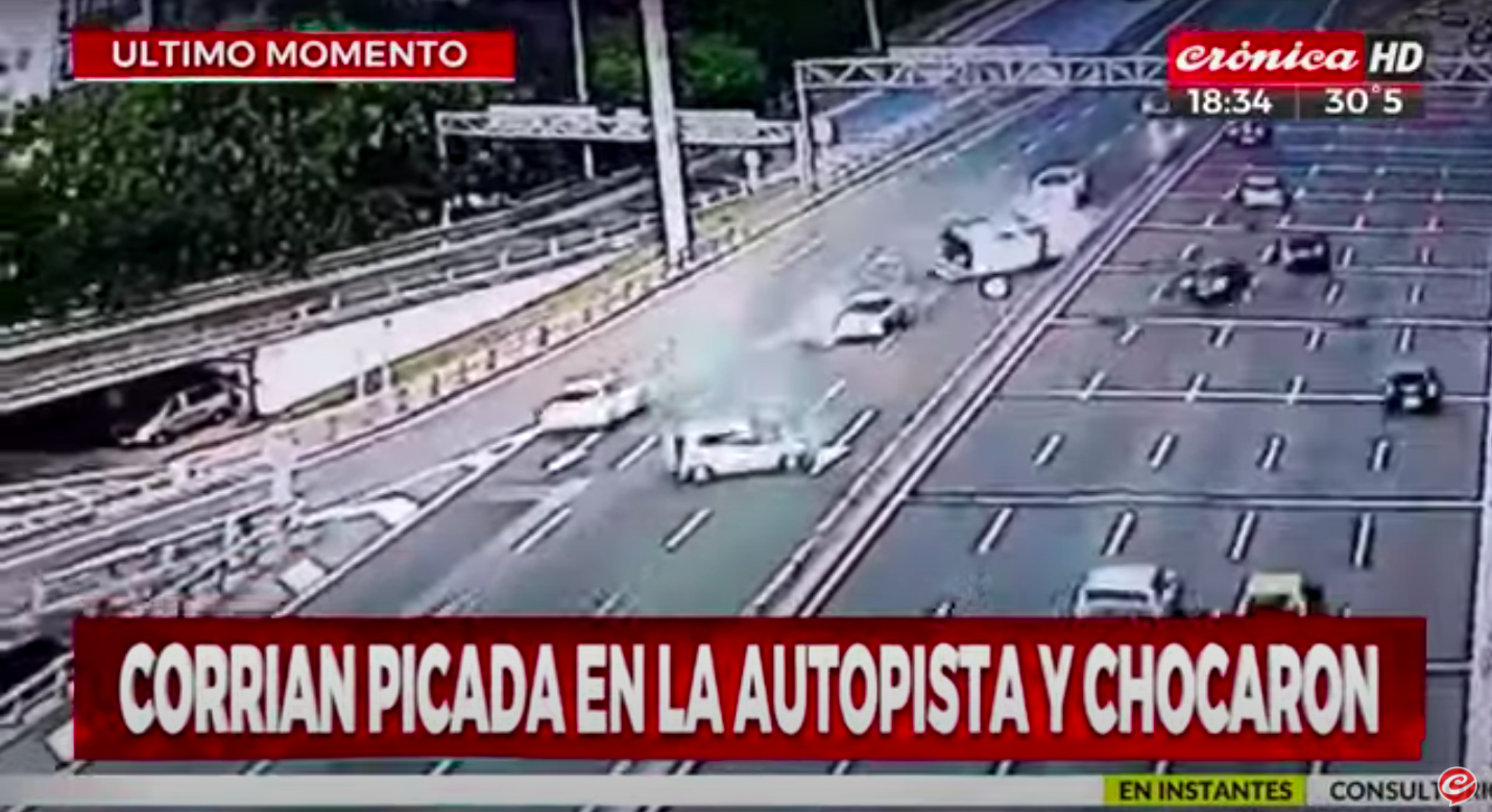Video: el brutal choque en cadena que provocaron dos autos que circulaban a toda velocidad