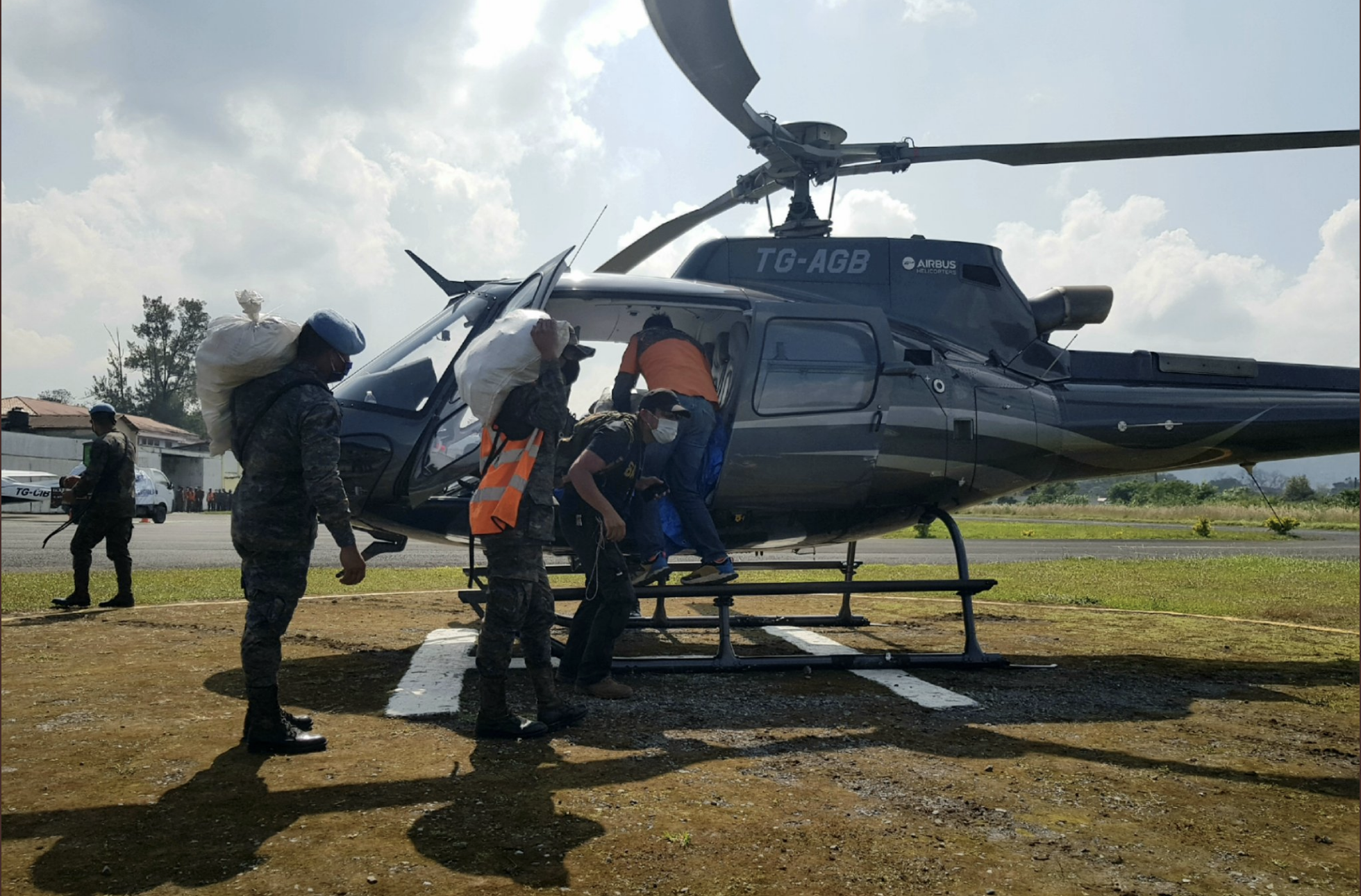 Ayuda humanitaria sigue llegando por aire a comunidades incomunicadas