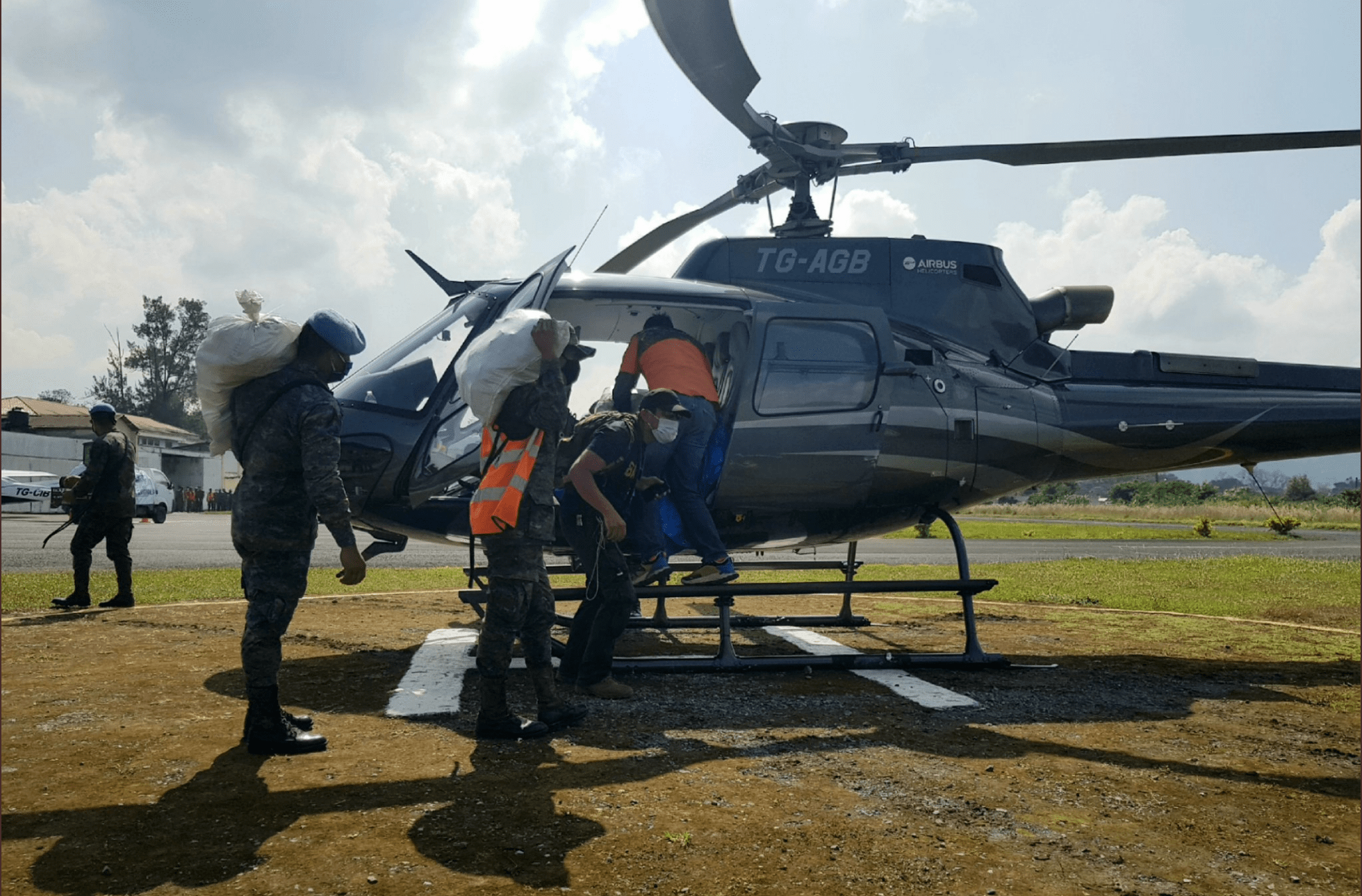 Ayuda humanitaria sigue llegando por aire a comunidades incomunicadas