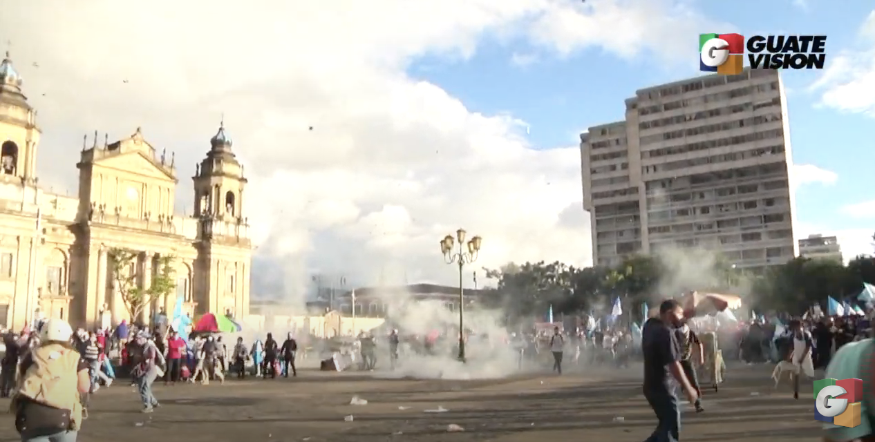 VIDEO: Momento en que PNC arroja bomba lacrimógena en Plaza Central