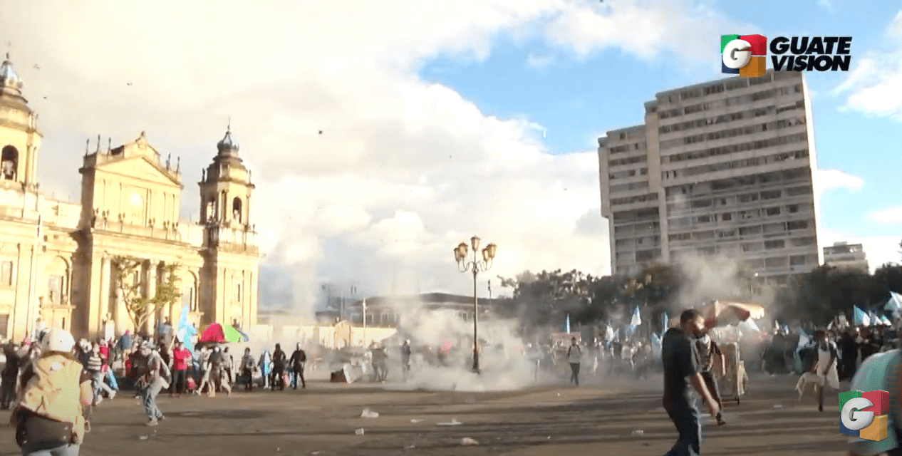 VIDEO: Momento en que PNC arroja bomba lacrimógena en Plaza Central