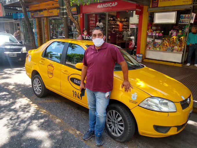 Taxista devuelve $500 mil que un pasajero olvidó en su vehículo