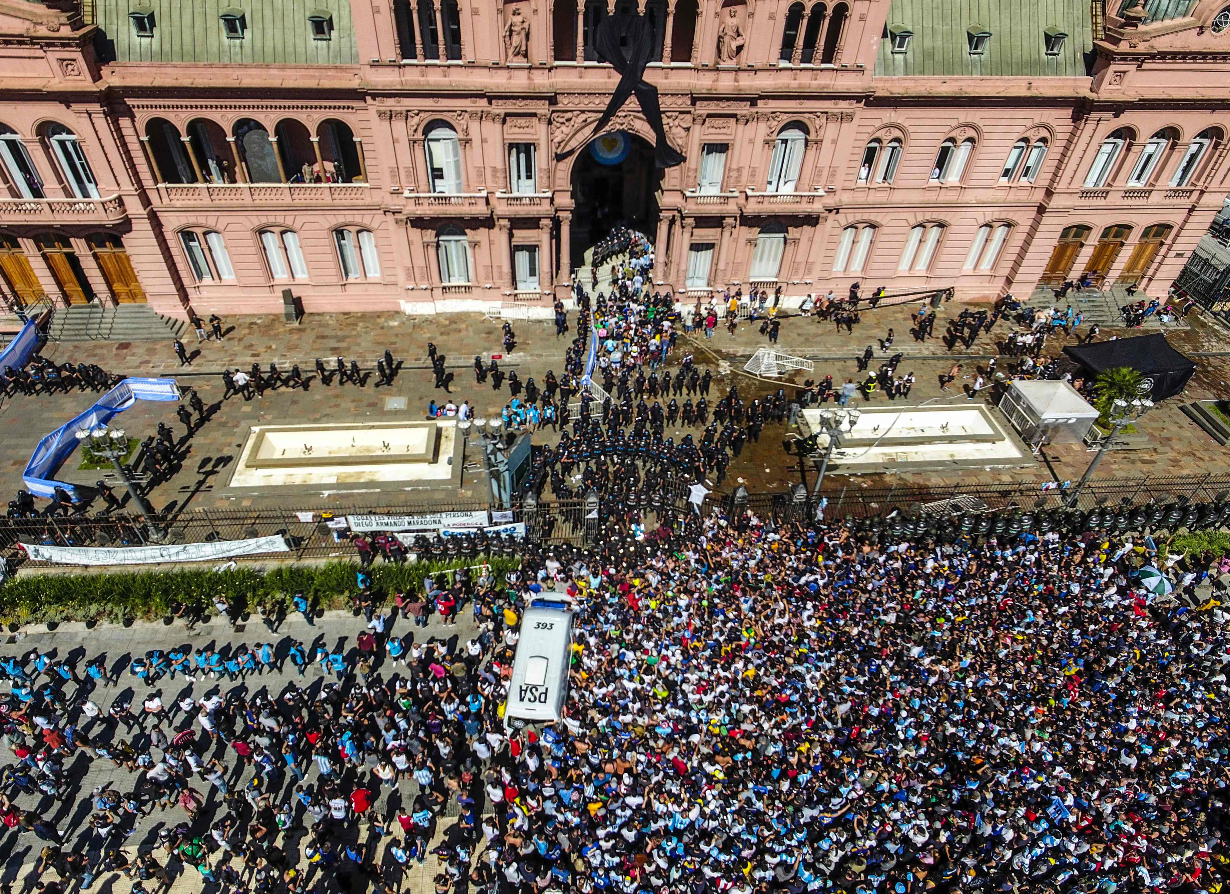 Videos: fanáticos de Maradona irrumpen la Casa Rosada y obligan el traslado del féretro