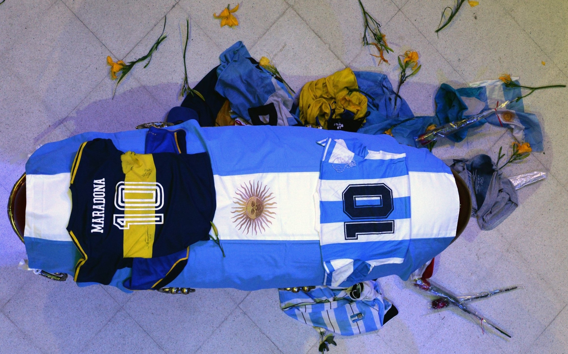 Llantos y gritos: así se llevó a cabo el funeral privado del “Pelusa” Diego Maradona