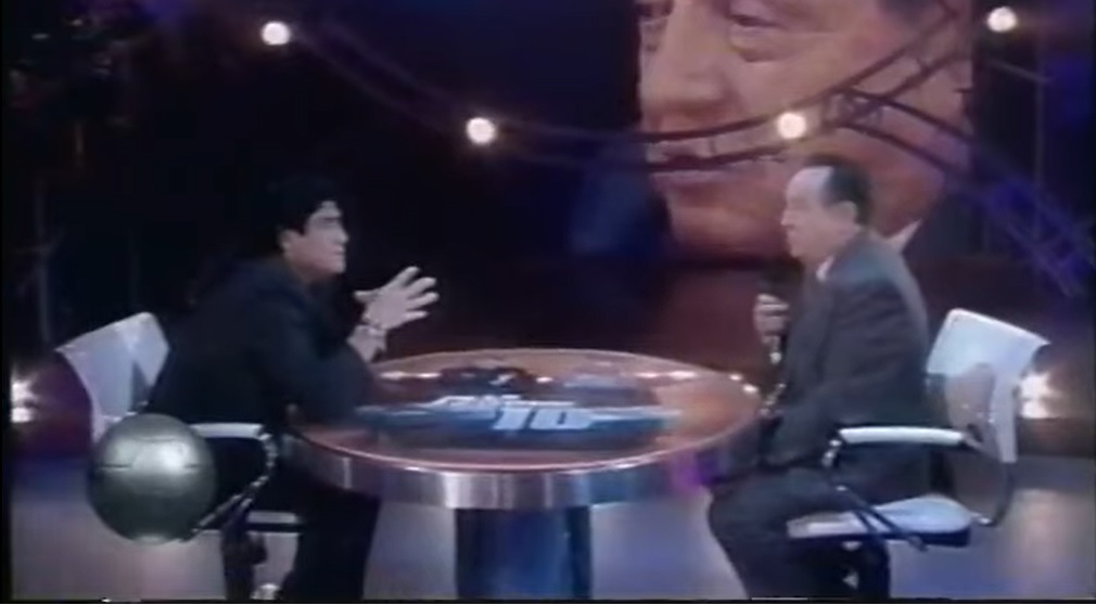 Confesiones, elogios y regalos: el día que Maradona entrevistó a Chespirito