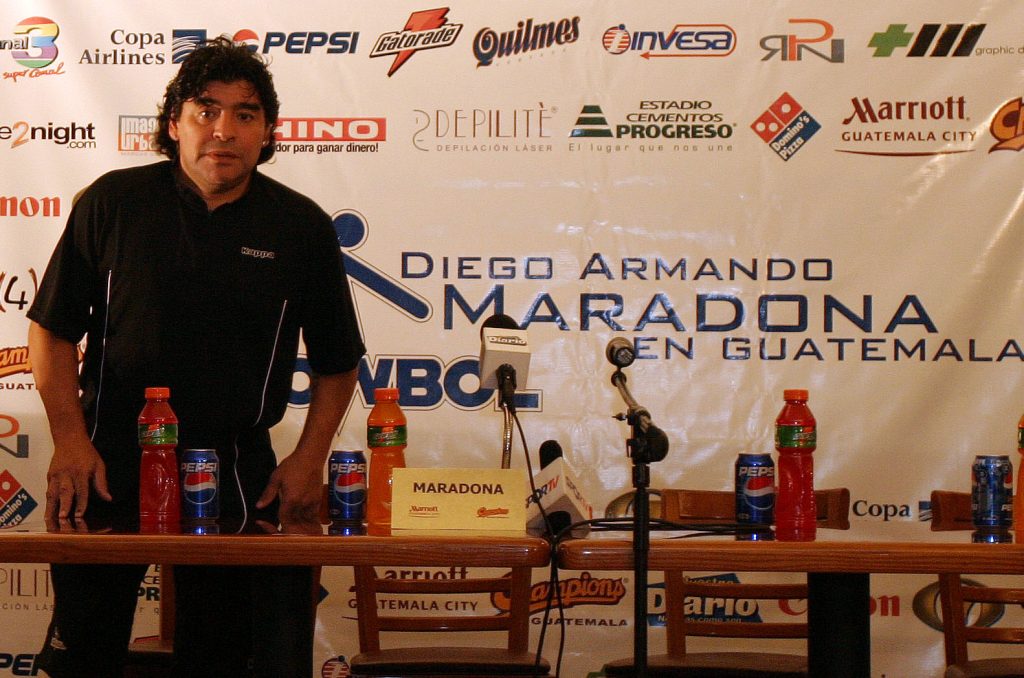 Maradona vino con el Showbol para enfrentar a la Selección de Guatemala en un partido de exhibición. Foto: Hemeroteca PL