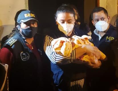 Rescatan a niña que fue raptada en la zona 5 y según la PNC esto hizo una mujer para quitársela a su madre