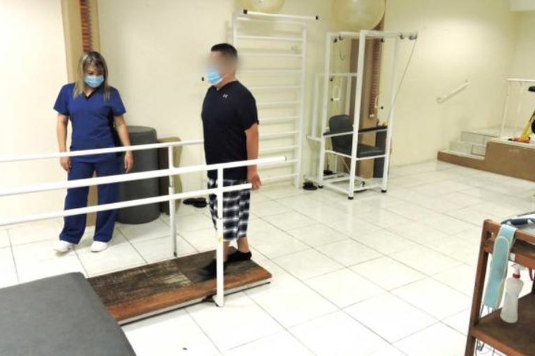 Contagió a su familia, cayó en coma y perdió 20 kilos: la historia del médico que sobrevivió a lo peor del covid-19