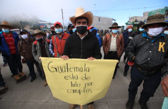 Con carteles pobladores de Sololá piden la renuncia de Giammattei y otros funcionarios