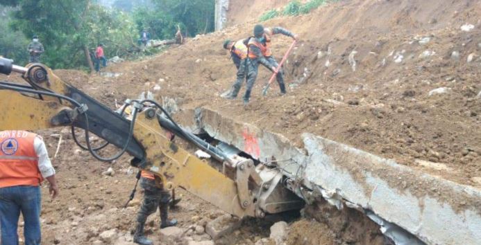 Colapso de muro deja fallecidos y desaparecidos en Camotán