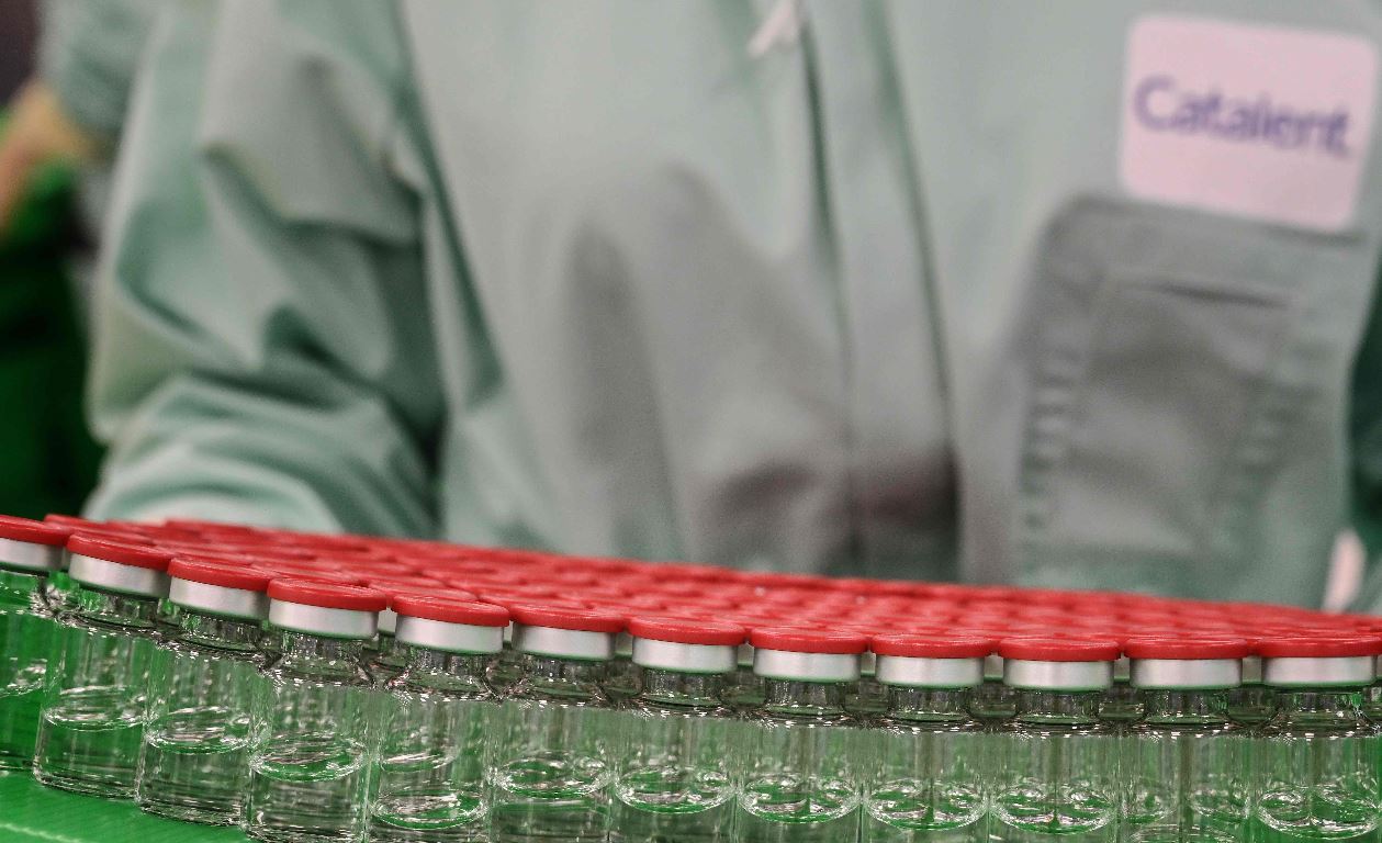 La vacuna contra el covid-19 de AstraZeneca/Oxford tiene una eficacia del 70%, en algunos casos es de hasta 90%