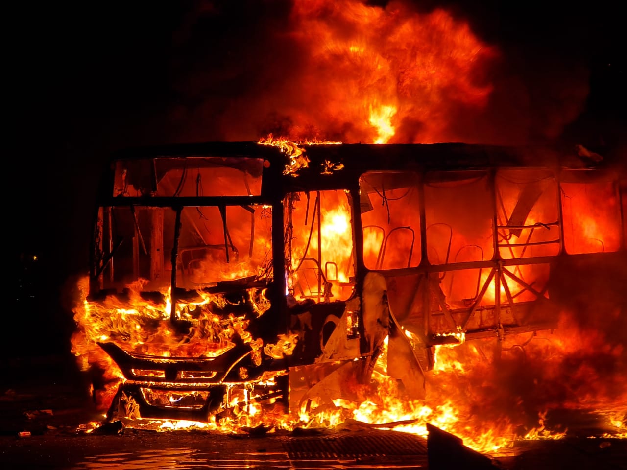VIDEO: El momento en que encapuchados provocan incidentes en manifestación e incendian un bus