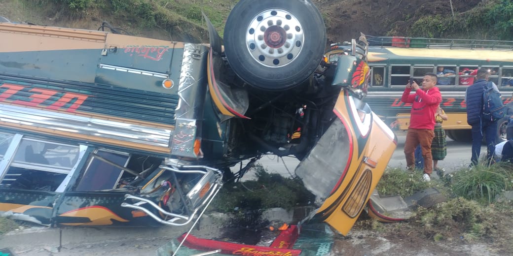 Bus extraurbano vuelca en ruta Interamericana y deja varios heridos