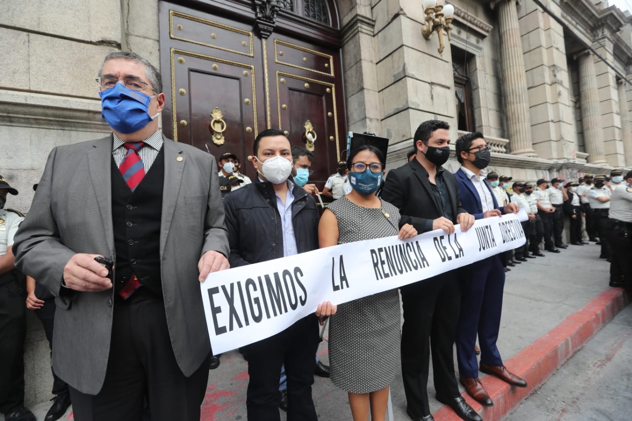Bancadas de oposición exigen la renuncia de la junta directiva del Congreso