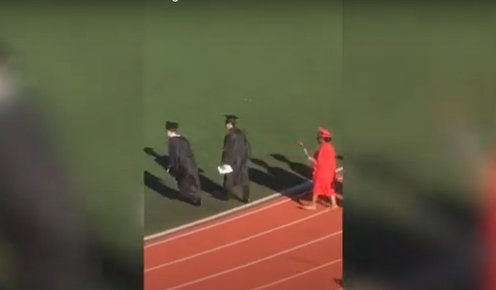 Joven pierde el equilibrio durante ceremonia de graduación y video se hace viral